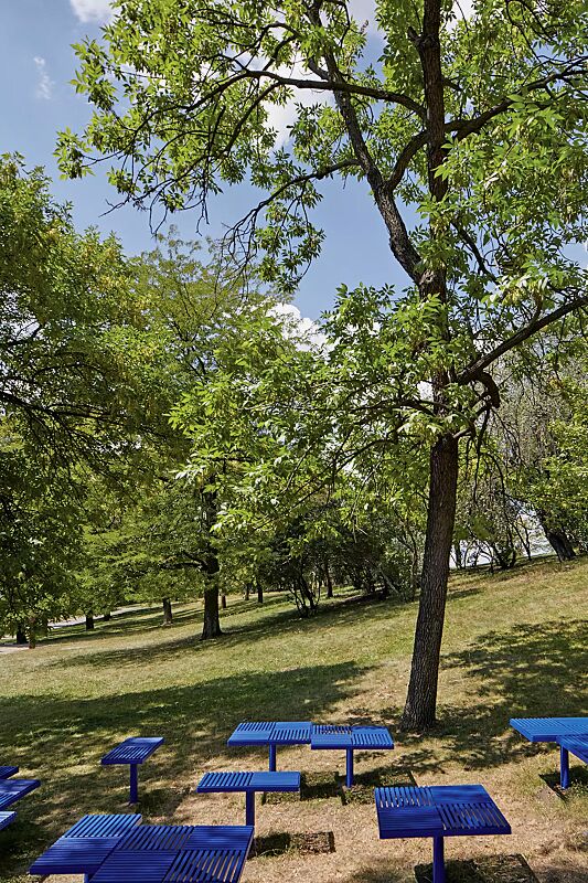 sitz-pixel-cit%C3%A9__shoKAT0060225 Sitz PIXEL CITÉ, bestehend aus verschiedenen Segmenten, mit Robinienholzbelattung, Holz- und Stahlteile in RAL 5002 ultramarinblau