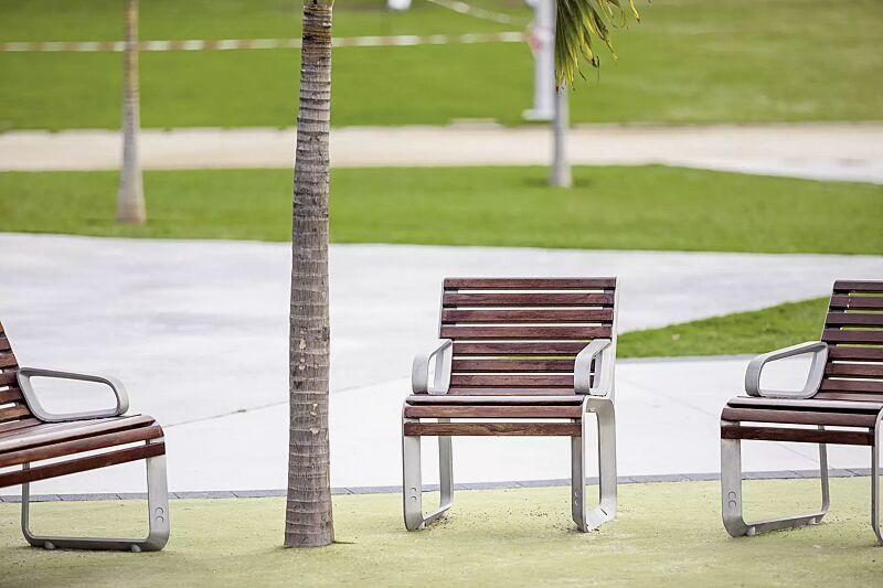 sitz-portiqoa__shoKAT0053683 Sitz PORTIQOA mit Rückenlehne und Armlehnen, mit Jatobaholzbelattung