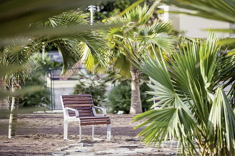 sitz-portiqoa__shoKAT0053688 Sitz PORTIQOA mit Rückenlehne und Armlehnen, mit Jatobaholzbelattung