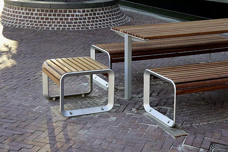 sitz-portiqoa__shoKAT0053699 Bank-Tisch-Kombination PORTIQOA bestehend aus einem Tisch, Sitz und Sitzbank ohne Rückenlehne, mit Jatobaholzbelattung