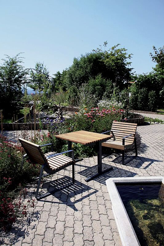 sitz-preva-urbana__shoKAT0063163 Sitz PREVA URBANA mit Rückenlehne und Armlehnen und Tisch PREVA URBANA mit Jatobaholzbelattung, Stahlteile in RAL 7016 anthrazitgrau