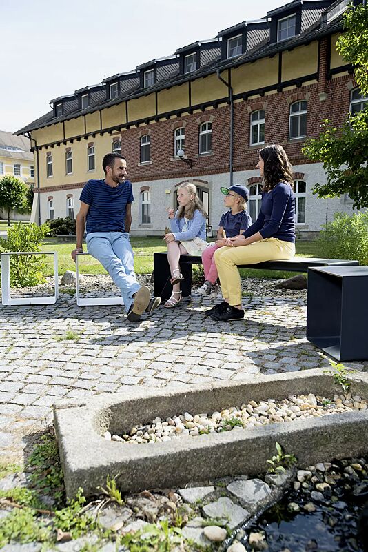 sitz-radium__shoKAT0052330 Sitz und Sitzbank RADIUM mit HPL-Auflage, Stahlteile in RAL 9010 reinweiß und RAL 7016 anthrazitgrau