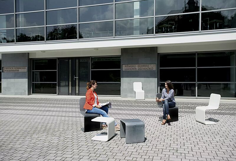 sitz-roger__shoKAT0052279 Sitze ROGER zum freien Aufstellen, aus UTC®-Beton, in weiß bzw. dunkelgrau und Sitze SPRING zum freien Aufstellen, aus UTC®-Beton, in weiß bzw. dunkelgrau