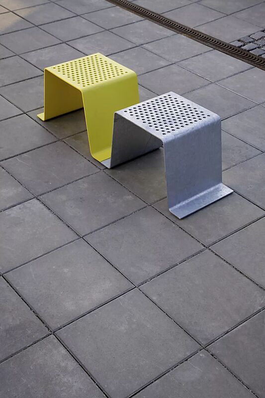 sitz-sinus__shoKAT0018897 Sitz SINUS ohne Kunststoffnoppen, in RAL 1023 verkehrsgelb und RAL 9007 graualuminium (Sonderfarben auf Anfrage)