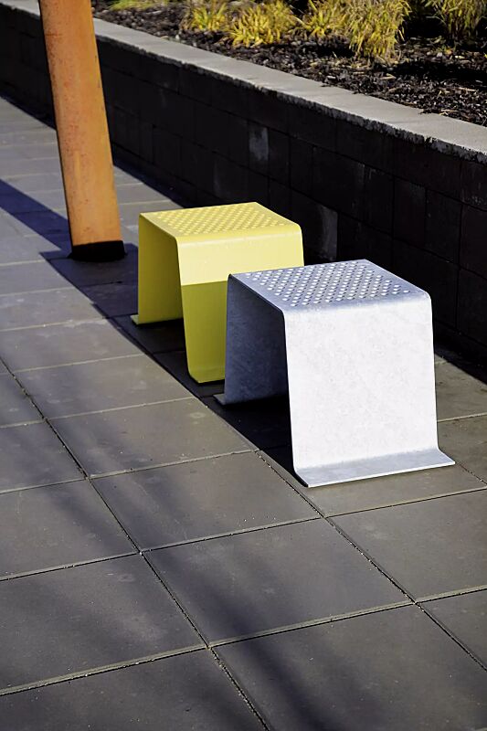 sitz-sinus__shoKAT0018970 Sitze SINUS ohne Kunststoffnommen, in RAL 9006 weißaluminium und in RAL 1023 verkehrsgelb (auf Anfrage)