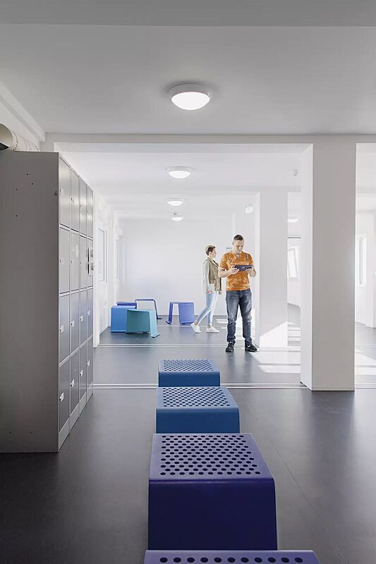 sitz-sinus__shoKAT0056304 Sitz SINUS gerade und gebogen, ohne Kunststoffnoppen, in RAL 5002 ultramarinblau, RAL 5012 lichtblau (Sonderfarbe auf Anfrage) und RAL 5018 türkisblau (Sonderfarbe auf Anfrage)