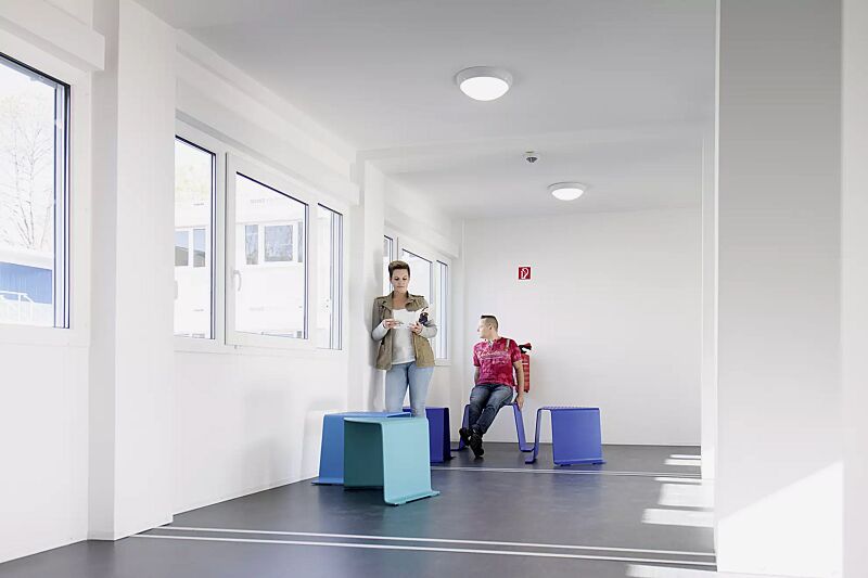 sitz-sinus__shoKAT0056305 Sitz SINUS gerade und gebogen, ohne Kunststoffnoppen, in RAL 5002 ultramarinblau, RAL 5012 lichtblau (Sonderfarbe auf Anfrage) und RAL 5018 türkisblau (Sonderfarbe auf Anfrage)