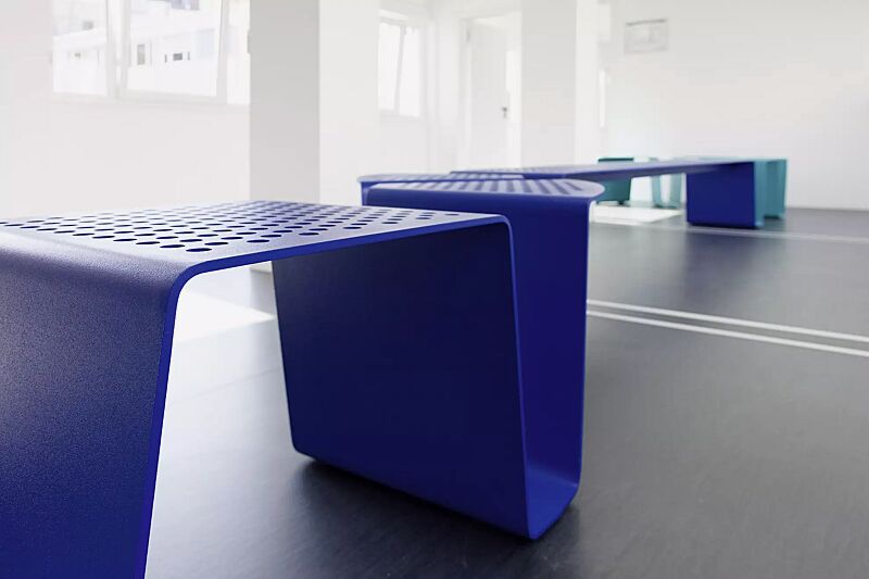 sitz-sinus__shoKAT0056306 Sitz SINUS gerade und gebogen, ohne Kunststoffnoppen, in RAL 5002 ultramarinblau und RAL 5018 türkisblau (Sonderfarbe auf Anfrage)