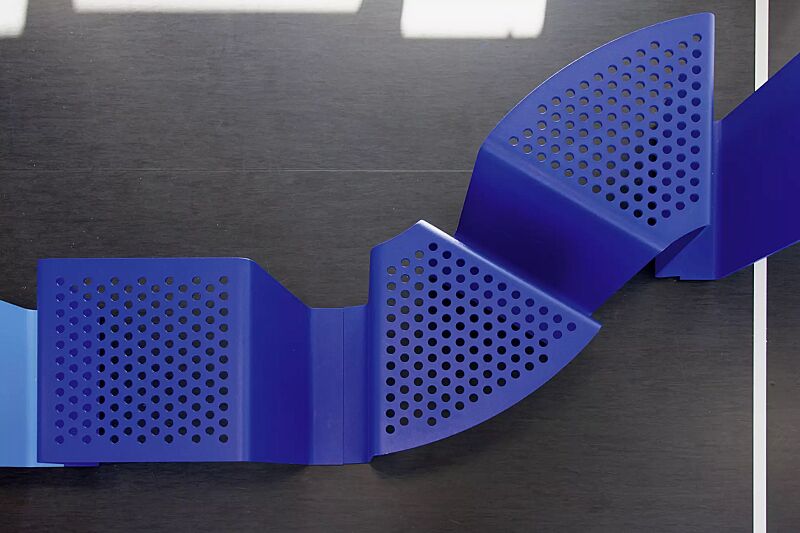 sitz-sinus__shoKAT0056307 Sitz SINUS gerade und gebogen, ohne Kunststoffnoppen, in RAL 5002 ultramarinblau und RAL 5012 lichtblau (Sonderfarbe auf Anfrage)