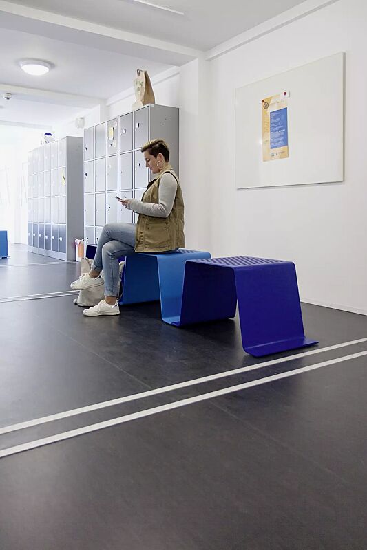 sitz-sinus__shoKAT0056308 Sitz SINUS ohne Kunststoffnoppen, in RAL 5002 ultramarinblau und RAL 5012 lichtblau (Sonderfarbe auf Anfrage)