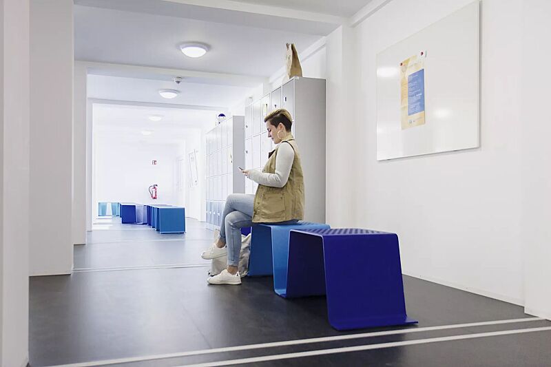 sitz-sinus__shoKAT0056309 Sitz SINUS gerade und gebogen, ohne Kunststoffnoppen, in RAL 5002 ultramarinblau, RAL 5012 lichtblau (Sonderfarbe auf Anfrage) und RAL 5018 türkisblau (Sonderfarbe auf Anfrage)