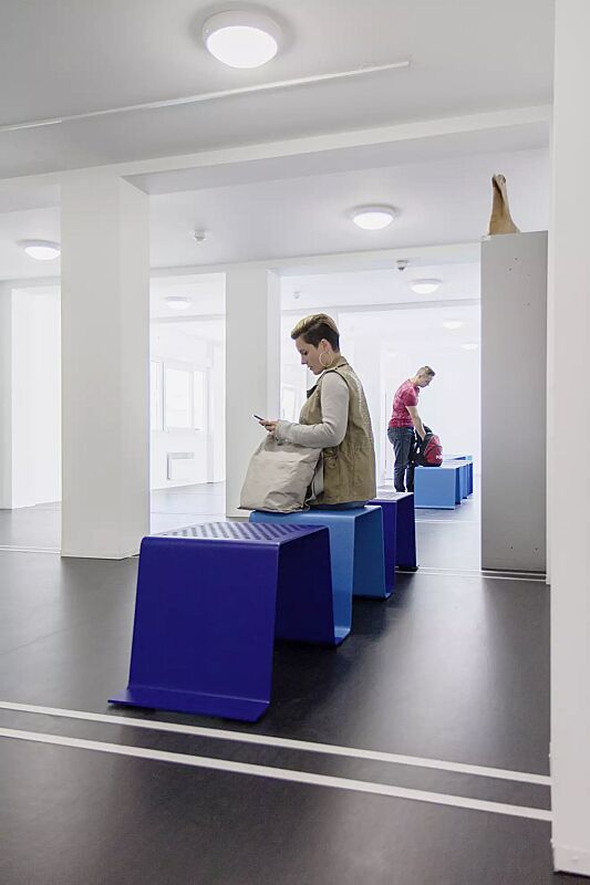 sitz-sinus__shoKAT0056310 Sitz SINUS gerade und gebogen, ohne Kunststoffnoppen, in RAL 5002 ultramarinblau und RAL 5012 lichtblau (Sonderfarbe auf Anfrage)