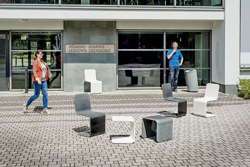 sitz-spring__shoKAT0051324 Sitze SPRING zum freien Aufstellen, aus UTC®-Beton, in weiß bzw. dunkelgrau und Sitze ROGER zum freien Aufstellen, aus UTC®-Beton, in weiß bzw. dunkelgrau