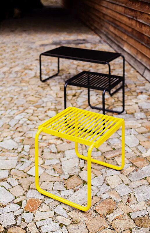sitz-stack__shoKAT0061854 Sitz STACK ohne Rückenlehne, in RAL 1021 rapsgelb und RAL 9005 tiefschwarz sowie Tisch STACK mit HPL-Auflage in Black 0080, Stahlteile in RAL 9005 tiefschwarz