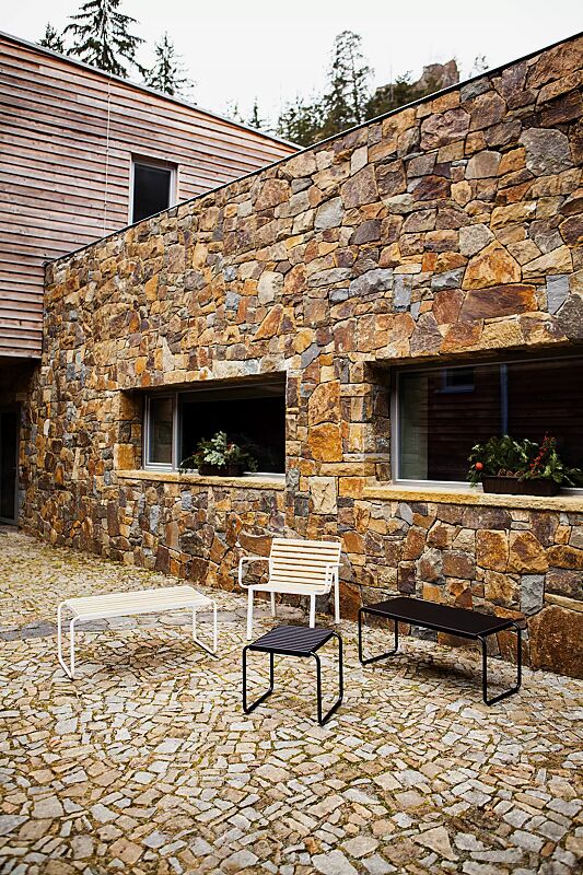 sitz-stack__shoKAT0061855 Sitz STACK ohne Rückenlehne und mit Rückenlehne und Armlehnen, mit Robinienholzbelattung, Stahlteile in RAL 9010 reinweiß und RAL 9005 tiefschwarz sowie Tisch STACK mit Robinienholzbelattung und HPL-Auflage in Black 0080, Stahlteile in RAL 9010 reinwei...