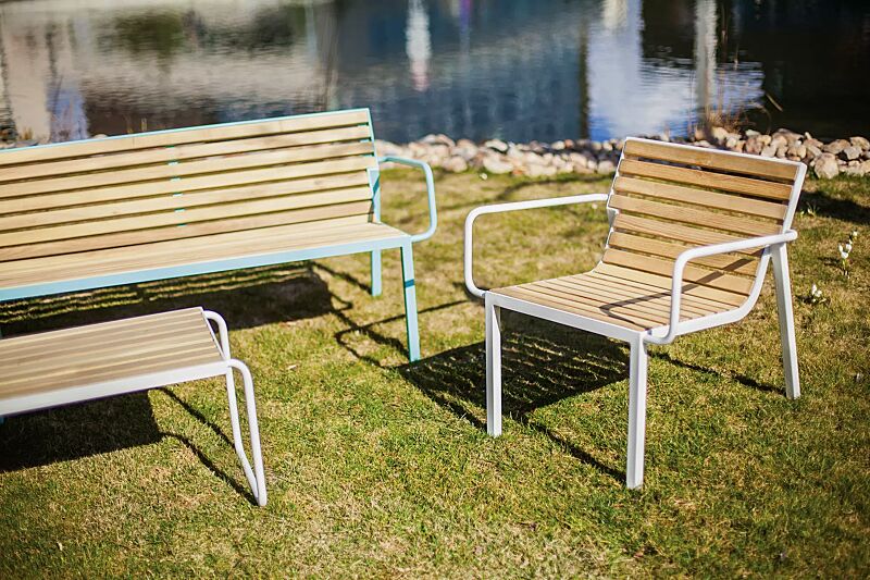 sitz-stack__shoKAT0061858 Sitz STACK mit Rückenlehne und Armlehnen sowie Sitzbank und Tisch STACK, mit Robinienholzbelattung, Stahlteile in RAL 6027 lichtgrün und RAL 9010 reinweiß