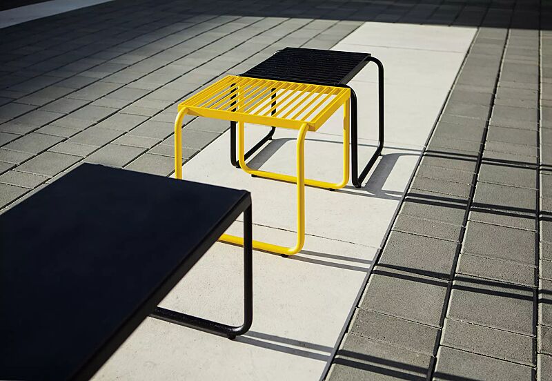 sitz-stack__shoKAT0061860 Sitz STACK ohne Rückenlehne, in RAL 1021 rapsgelb und RAL 9005 tiefschwarz sowie Tisch STACK mit HPL-Auflage in Black 0080, Stahlteile in RAL 9005 tiefschwarz