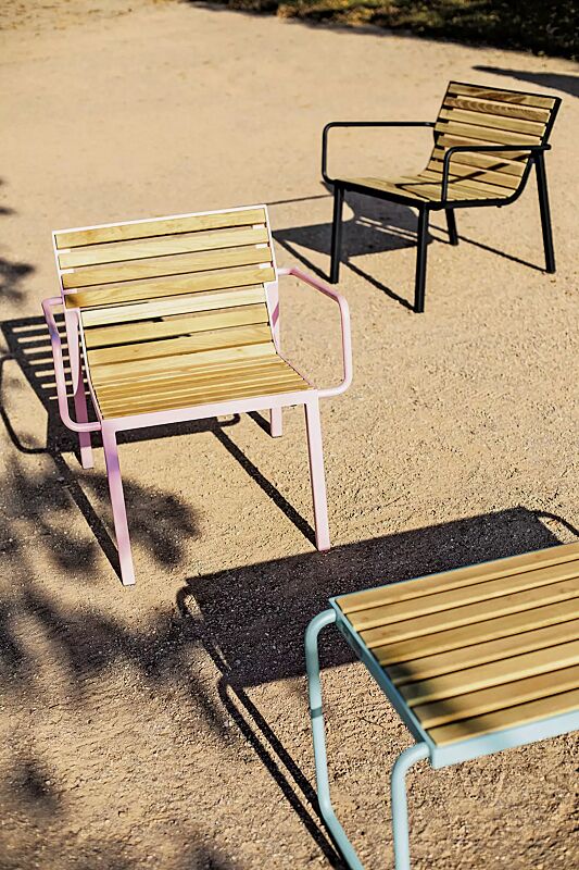 sitz-stack__shoKAT0061862 Sitz STACK mit Rückenlehne und Armlehnen sowie Tisch STACK, mit Robinienholzbelattung, Stahlteile in RAL 3015 hellrosa, RAL 6027 lichtgrün und RAL 9005 tiefschwarz