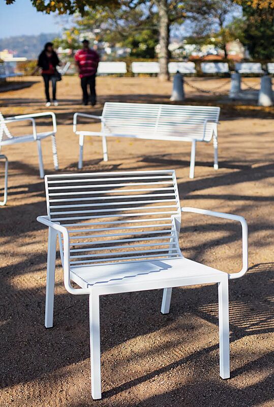 sitz-stack__shoKAT0061863 Sitz STACK mit Rückenlehne und Armlehnen sowie Sitzbank STACK, in RAL 9010 reinweiß