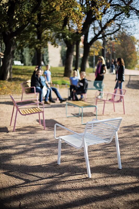 sitz-stack__shoKAT0061864 Sitz STACK mit Rückenlehne und Armlehnen sowie Tisch STACK, mit Robinienholzbelattung, Stahlteile in RAL 3015 hellrosa, RAL 6027 lichtgrün und RAL 9010 reinweiß