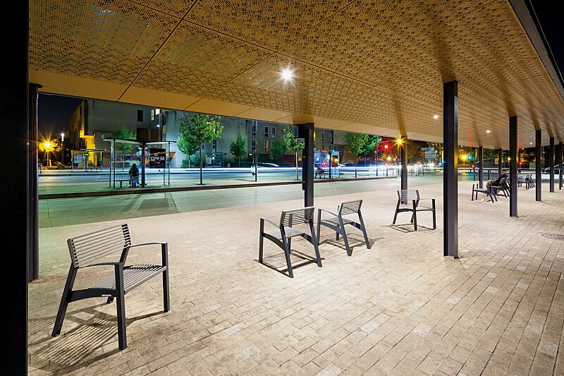 sitz-vera__shoKAT0051985 Sitz VERA mit Rückenlehne und Armlehnen, Rundstahlauflage in RAL 9007 graualuminium, Stahlteile in RAL 7016 anthrazitgrau (zweifarbig auf Anfrage)