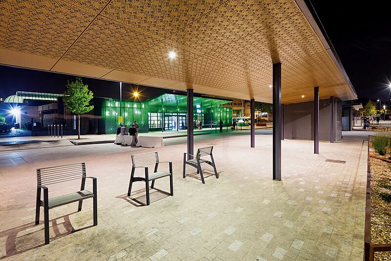 sitz-vera__shoKAT0051986 Sitz VERA mit Rückenlehne und Armlehnen, Rundstahlauflage in RAL 9007 graualuminium, Stahlteile in RAL 7016 anthrazitgrau (zweifarbig auf Anfrage)