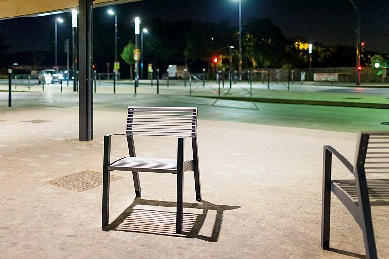 sitz-vera__shoKAT0051987 Sitz VERA mit Rückenlehne und Armlehnen, Rundstahlauflage in RAL 9007 graualuminium, Stahlteile in RAL 7016 anthrazitgrau (zweifarbig auf Anfrage)