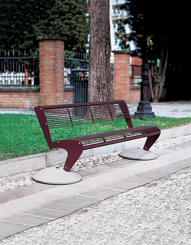 sitzbank-albatros__shoKAT0064982 Sitzbank ALBATROS mit Rückenlehne und Füßen aus Beton, in RAL 3005 weinrot