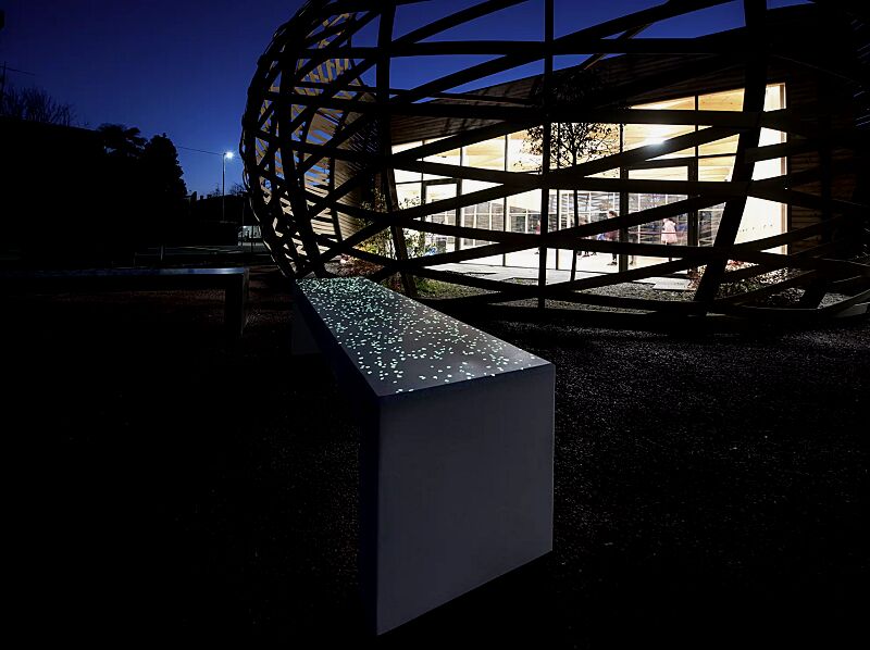 sitzbank-andromeda__shoKAT0070954 Sitzbank ANDROMEDA STARS, rekonstituierter Naturstein (poliert) mit transparenter Beschichtung in cremeweiß - 18P, Sitzfläche mit grün lumineszierenden Partikeln sowie in schwarz - 20P, Sitzfläche mit blauen lumineszierenden Partikeln (auf Anfrage)...