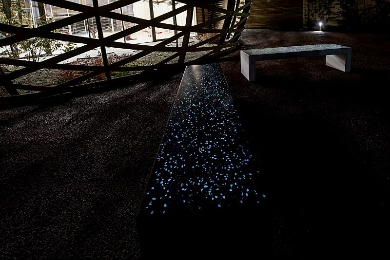 sitzbank-andromeda__shoKAT0071122 Sitzbank ANDROMEDA STARS, rekonstituierter Naturstein (poliert) in schwarz - 20P, Sitzfläche mit blau lumineszierenden Partikeln (auf Anfrage) sowie in weiß - 24, Sitzfläche mit grün lumineszierenden Partikeln