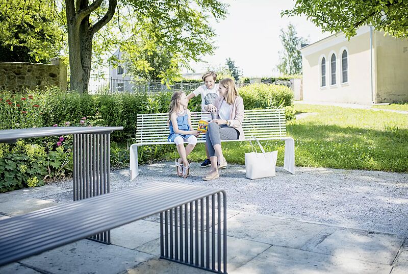 sitzbank-anzio__shoKAT0059624 Sitzbank und Tisch ANZIO, in eisenglimmergrau bzw. in RAL 9003 signalweiß