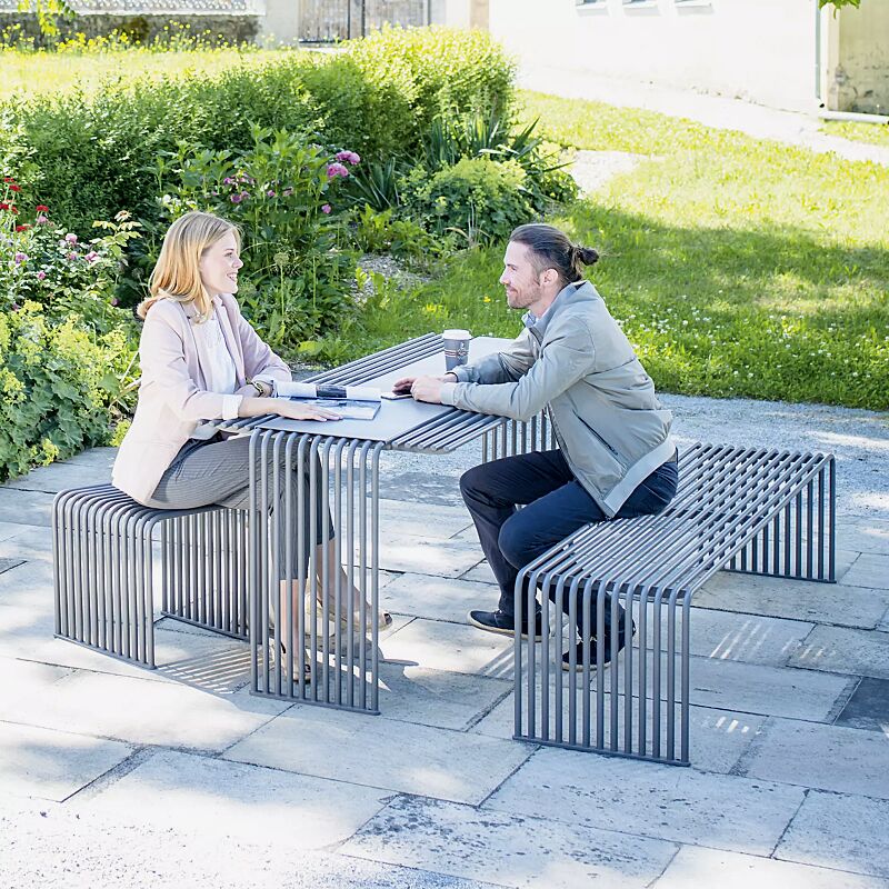 Kollektion ANZIO bestehend aus Sitzbank, Sitz, Tisch und Abfallbehälter, in eisenglimmergrau