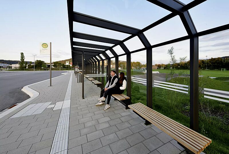 Sitzbank ARES zum Aufdübeln bei -200 mm, in DB 703 eisenglimmer, sowie Wartehalle SATURN