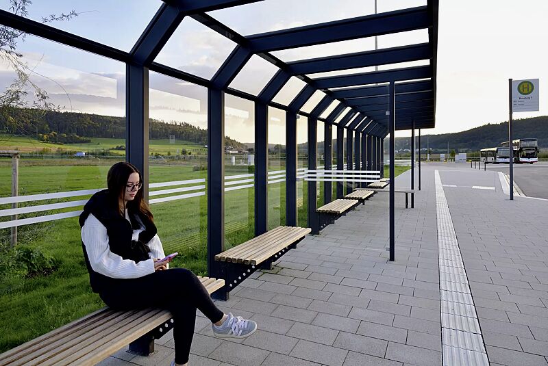 Sitzbank ARES zum Aufdübeln bei -200 mm, in DB 703 eisenglimmer, sowie Wartehalle SATURN