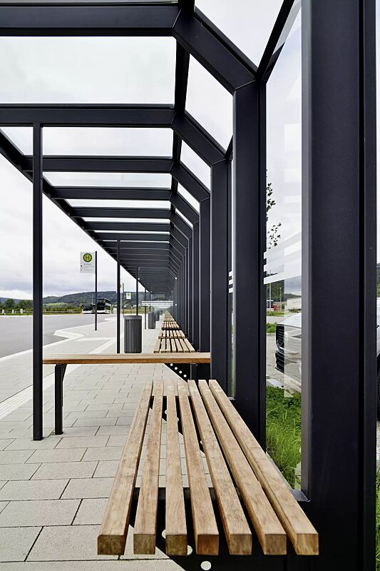 Sitzbank ARES zum Aufdübeln bei -200 mm, in DB 703 eisenglimmer, sowie Wartehalle SATURN