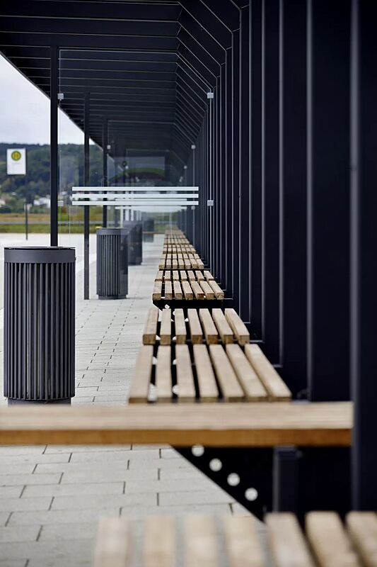 Sitzbank ARES zum Aufdübeln bei -200 mm, in DB 703 eisenglimmer, sowie Wartehalle SATURN