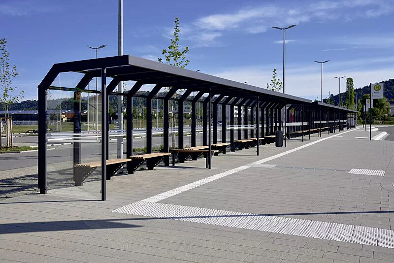 Sitzbank ARES zum Aufdübeln bei -200 mm, in DB 703 eisenglimmer, sowie Wartehalle SATURN