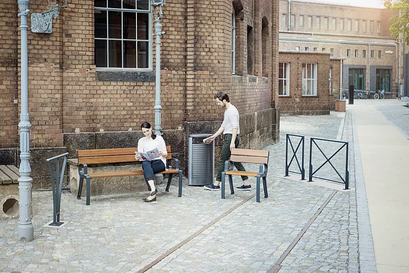 sitzbank-basic__shoKAT0055281 Kollektion BASIC bestehend aus Sitzbank, Sitz, Abfallbehälter, Anlehnbügel und Geländersystem