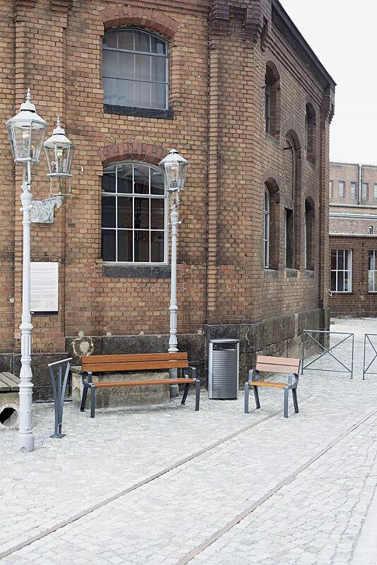 sitzbank-basic__shoKAT0055451 Kollektion BASIC bestehend aus Sitzbank, Sitz, Abfallbehälter, Anlehnbügel und Geländersystem