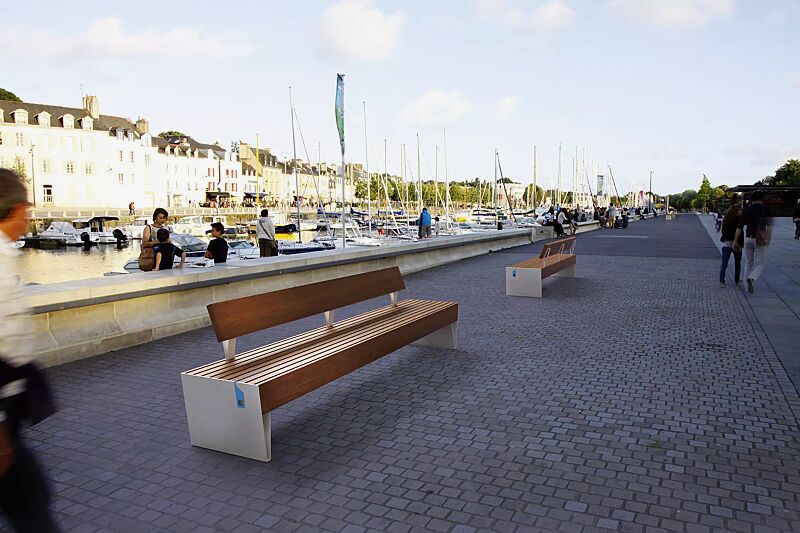 sitzbank-blocq__shoKAT0056248 Sitzbank BLOCQ mit Rückenlehne, mit Jatobaholzbelattung, Stahlteile in RAL 9006 weißaluminium, mit USB-Anschluss (Zubehör)