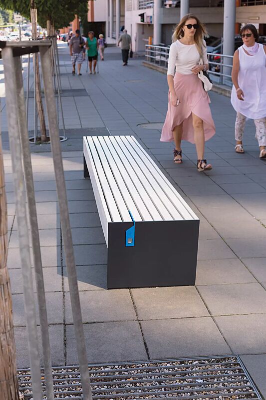sitzbank-blocq__shoKAT0056650 Sitzbank BLOCQ mit USB-Anschluss (Zubehör), ohne Rückenlehne, mit Kiefernholzbelattung lackiert in park white, Stahlteile in RAL 7016 anthrazitgrau