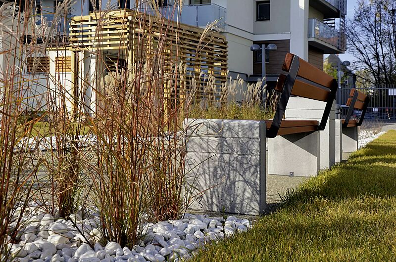 sitzbank-brno__shoKAT0038758 Sitzbank BRNO mit Rückenlehne, Stahlteile in RAL 7021 schwarzgrau, Beton sandgestrahlt