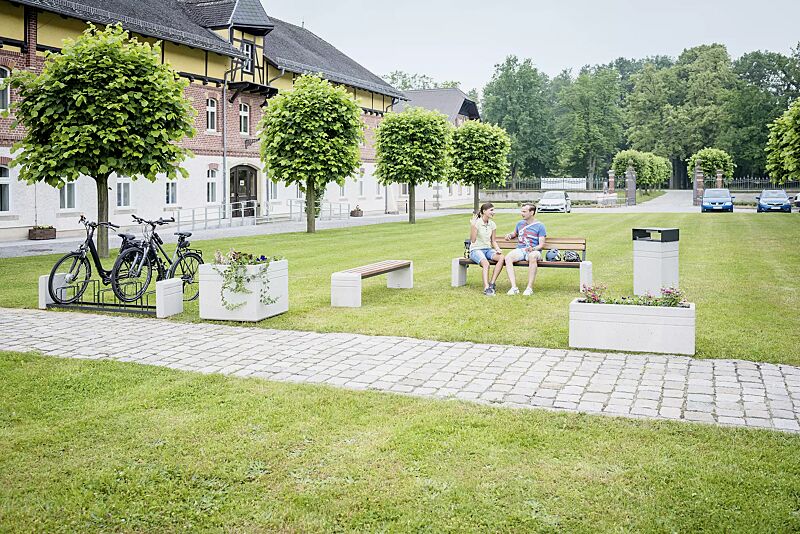 sitzbank-brno__shoKAT0057737 Kollektion BRNO bestehend aus Sitzbank, Abfallbehälter, Fahrradständer und Pflanzbehälter