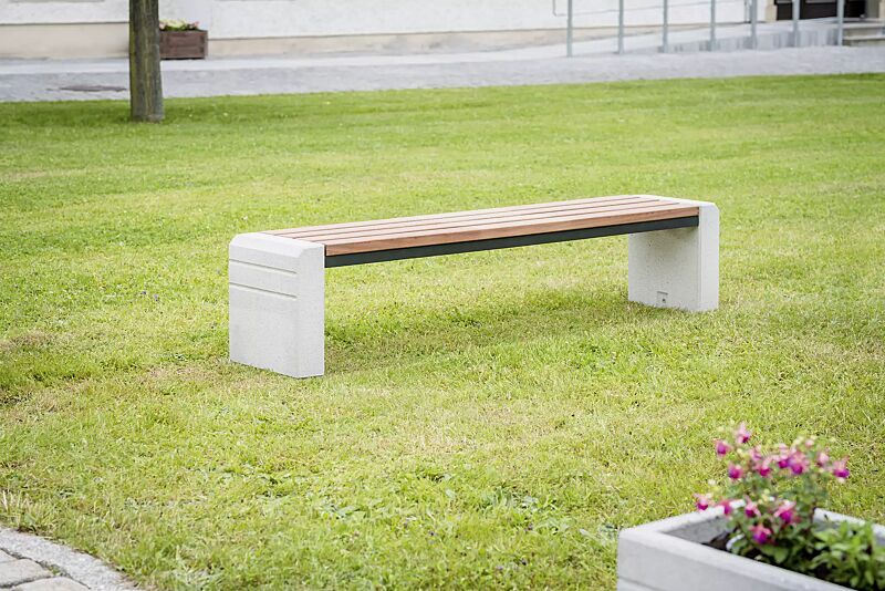 sitzbank-brno__shoKAT0057742 Sitzbank BRNO ohne Rückenlehne, Stahlteile in RAL 7021 schwarzgrau, Beton sandgestrahlt
