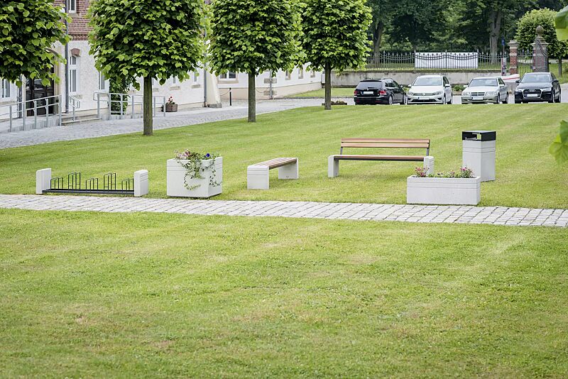 sitzbank-brno__shoKAT0057743 Kollektion BRNO bestehend aus Sitzbank, Abfallbehälter, Fahrradständer und Pflanzbehälter