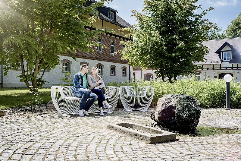 sitzbank-bubble__shoKAT0050530 Sitzbank und Sitz BUBBLE aus Edelstahl und zusätzlich lackiert in RAL 9010 reinweiß