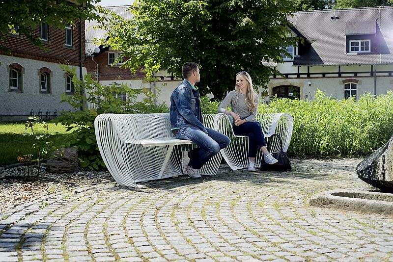 sitzbank-bubble__shoKAT0051019 Sitzbank und Sitz BUBBLE aus Edelstahl und zusätzlich lackiert in RAL 9010 reinweiß