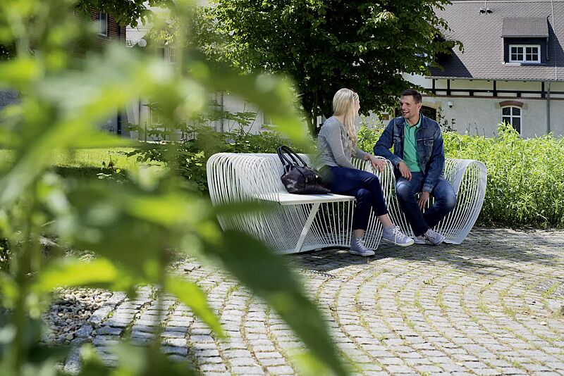 sitzbank-bubble__shoKAT0051020 Sitzbank und Sitz BUBBLE aus Edelstahl und zusätzlich lackiert in RAL 9010 reinweiß