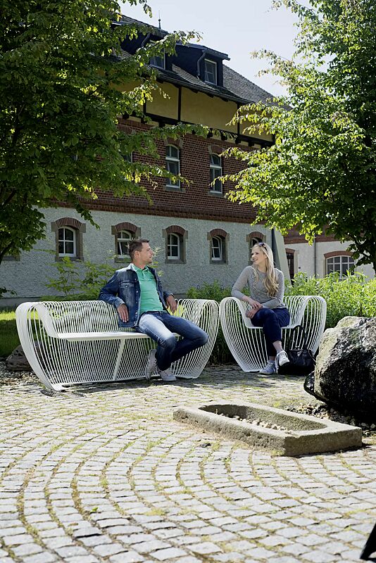 sitzbank-bubble__shoKAT0051023 Sitzbank und Sitz BUBBLE aus Edelstahl und zusätzlich lackiert in RAL 9010 reinweiß