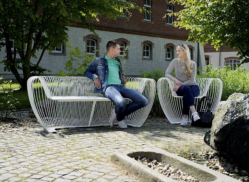 Sitzbank und Sitz BUBBLE aus Edelstahl und zusätzlich lackiert in RAL 9010 reinweiß